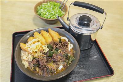 博多うどんの代表格“肉ごぼう”を「牧のうどん」で