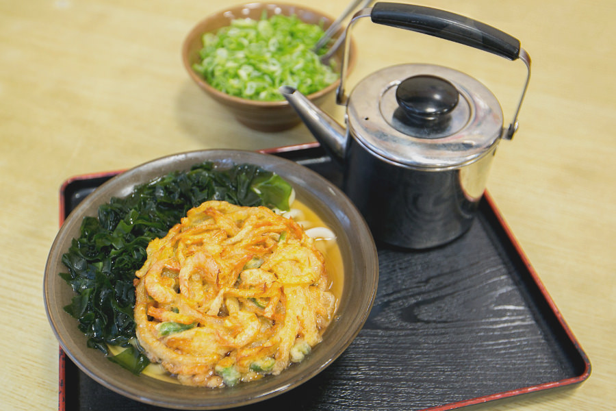 野菜のかき揚げとやさしいスープが好相性な「野菜わかめうどん」 牧のうどんの「野菜わかめうどん」