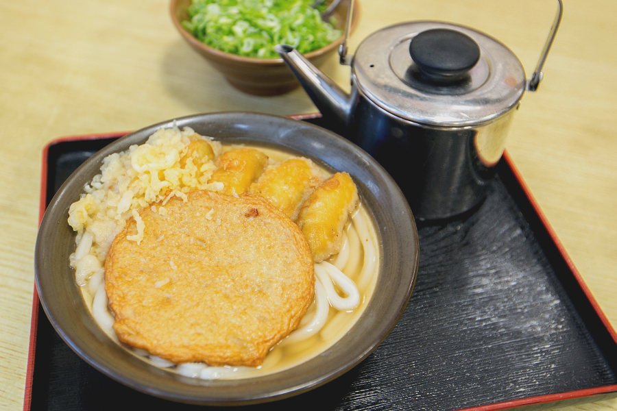 丸天もゴボ天も一緒に味わえる牧のうどんの「丸天ごぼううどん」 丸天もゴボ天も一緒に味わえる牧のうどんの「丸天ごぼううどん」