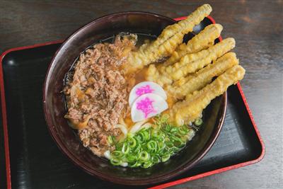 器からはみ出すゴボ天と牛肉がのった資さんうどん「肉&ゴボ天