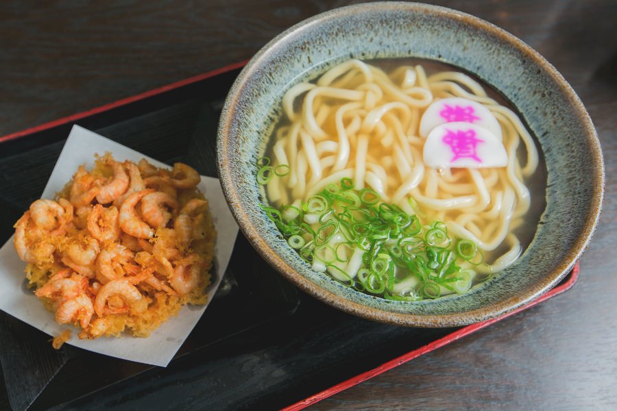 小エビのかき揚げが別皿で提供される「エビ天うどん」 資さんうどんの「エビ天うどん」