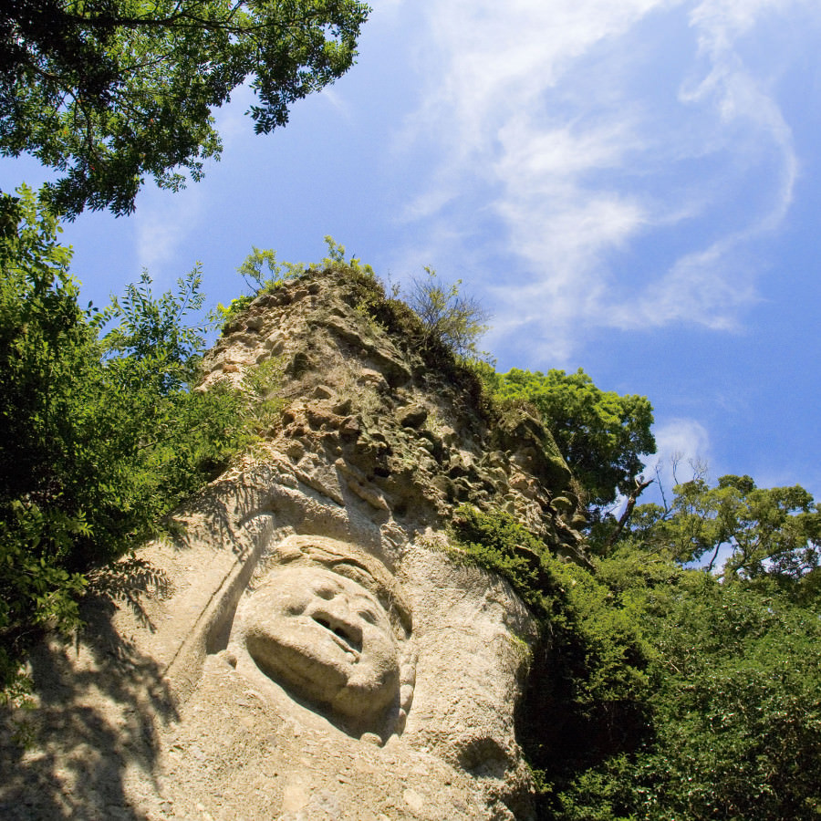 自然に融け込んだ石仏「熊野磨崖仏」 自然に融け込んだ石仏「熊野磨崖仏」