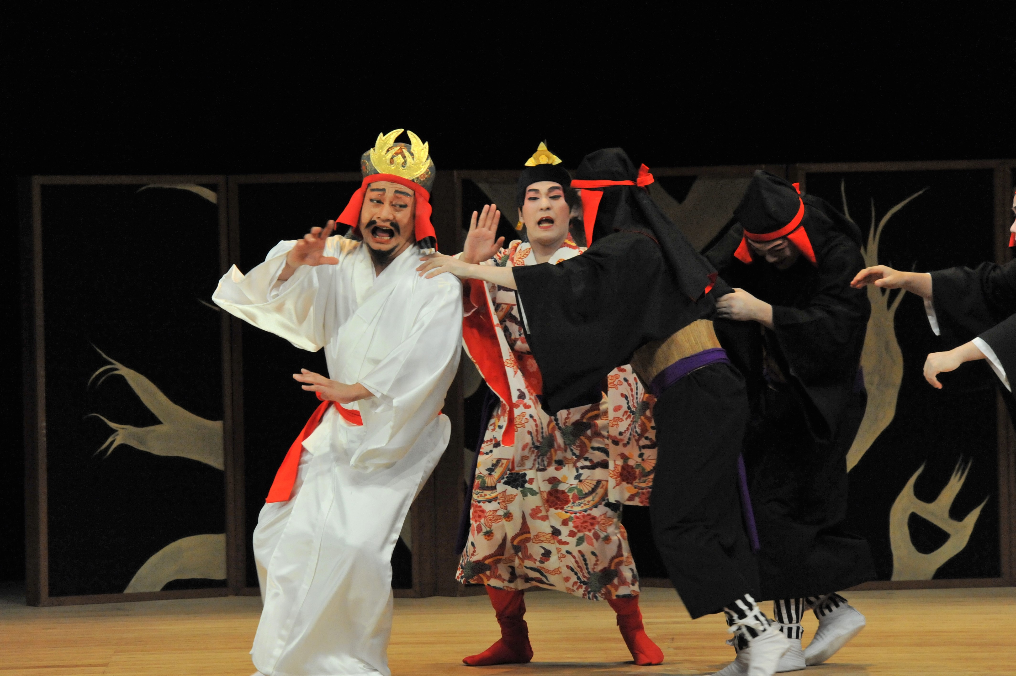 八重山民謡から組踊まで幅広い琉球芸能が盛り込まれている。