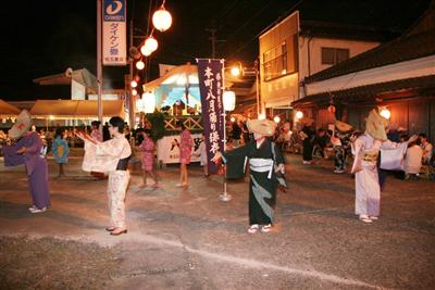 三味線、胡弓、太鼓の物悲しい調べが伴奏の「八月踊り」