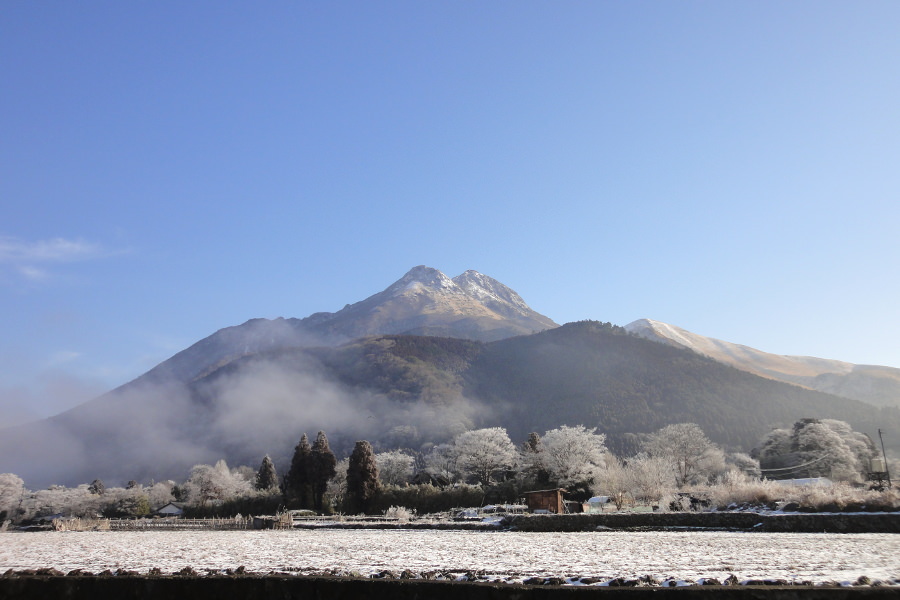 湯布院のシンボル「由布岳」。冬には雪化粧をした姿に 湯布院のシンボル「由布岳」。冬には雪化粧をした姿に