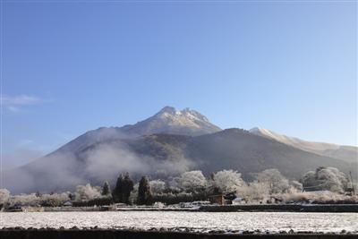 湯布院のシンボル「由布岳」。冬には雪化粧をした姿に