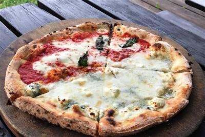 チーズのうま味が引き立った、できたてのピッツァ