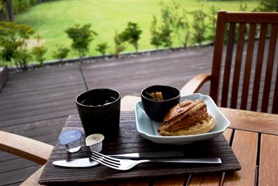 鞠智カフェのテラス席は、由布岳を一望できる絶景ポイント