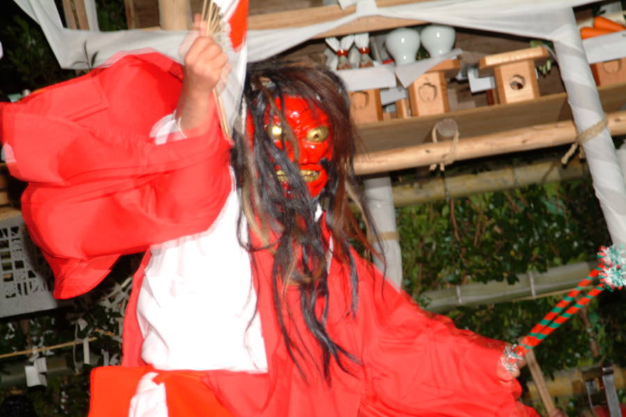 真剣を用いた勇敢な舞「祓川神楽」 真剣を用いた勇敢な舞「祓川神楽」