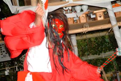 真剣を用いた勇敢な舞「祓川神楽」