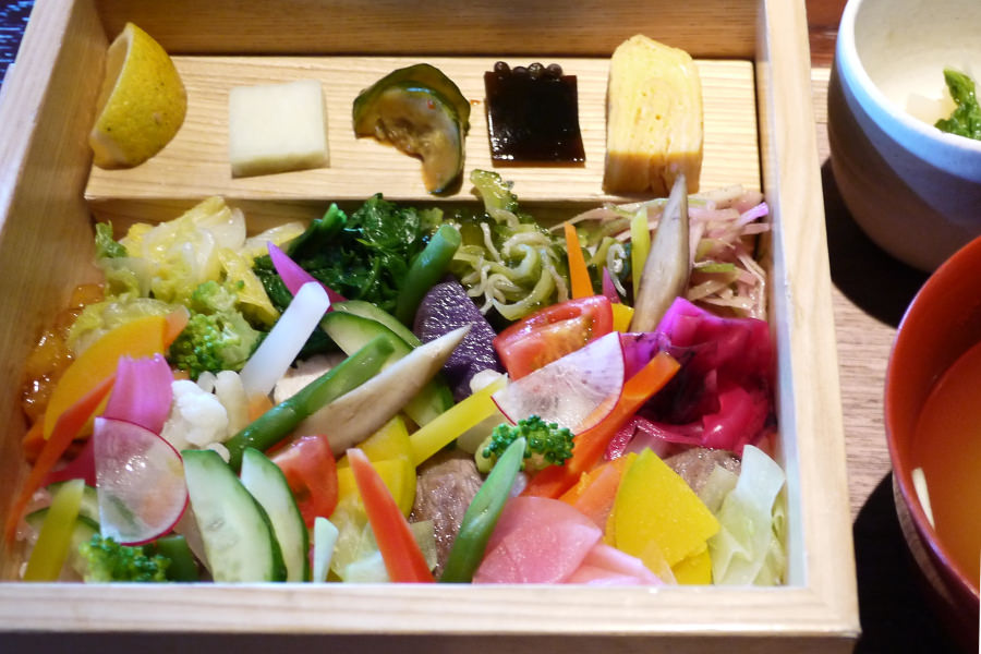 25種類の野菜の下に豊後牛や冠地鶏が敷き詰められた「合わせ箱(山)」 25種類の野菜の下に豊後牛や冠地鶏が隠れた「合わせ箱(山)」