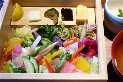 25種類の野菜の下に豊後牛や冠地鶏が隠れた「合わせ箱（山）」