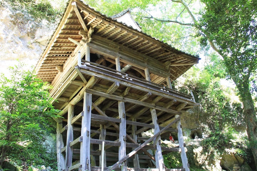 日本の伝統建築「懸造り」で建てられた奥の院 日本の伝統建築「懸造り」で建てられた奥の院