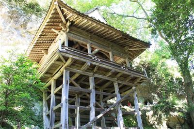 日本の伝統建築「懸造り」で建てられた奥の院
