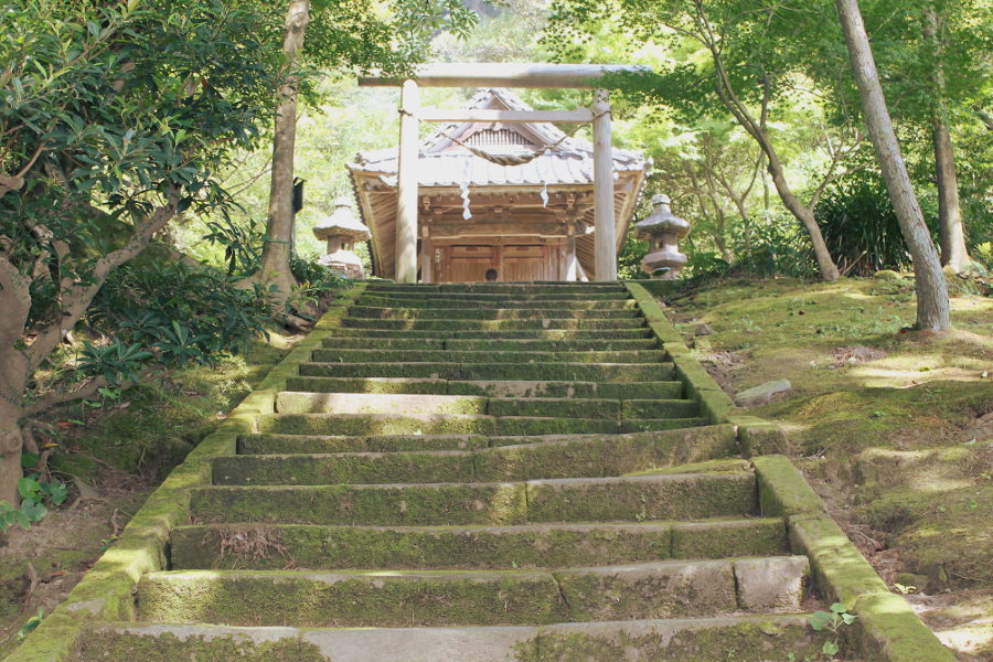保津川のほとりにある「御庭神社」 保津川のほとりにある「御庭神社」