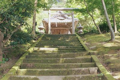 保津川のほとりにある「御庭神社」