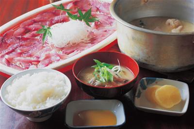 湧水育ちで臭みのない「鯉の刺身」（写真の鯉は2人前）