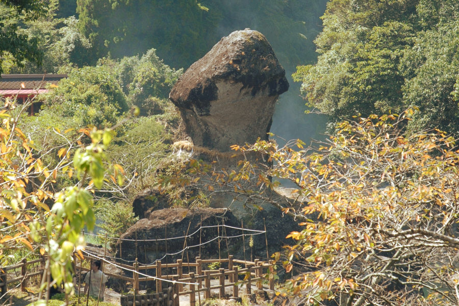 二つの岩が寄り添って夫婦円満を表す「陰陽石」 二つの岩が寄り添って夫婦円満を表す「陰陽石」