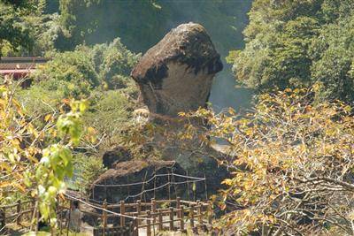 二つの岩が寄り添って夫婦円満を表す「陰陽石」
