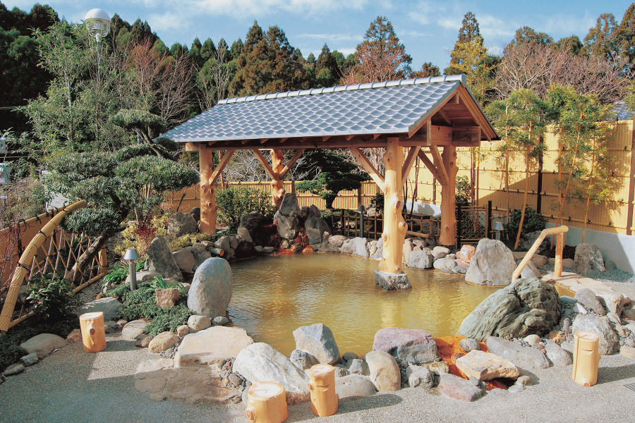 開放感のある「こばやし温泉 美人の湯(立ち寄り湯)」の露天風呂 「こばやし温泉 美人の湯」の露天風呂