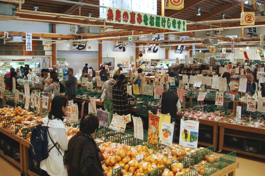 いつも人でにぎわう「伊都菜彩」の売り場 「伊都菜彩」の売り場