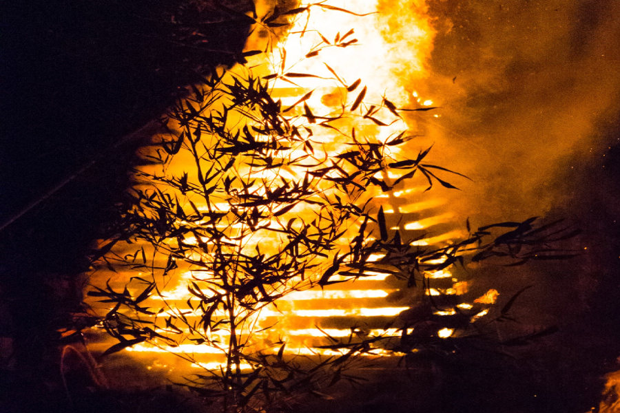 大きな火柱が昇る「どんどや火祭り」 大きな火柱が昇る「どんどや火祭り」