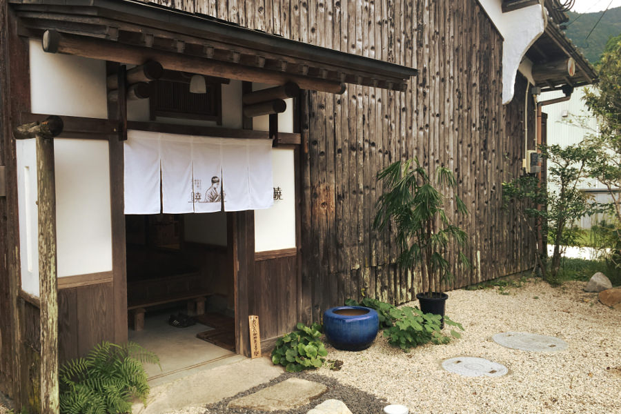 泊まれる図書館としてオープンした「暁(あかつき)」 泊まれる図書館「暁(あかつき)」の外観