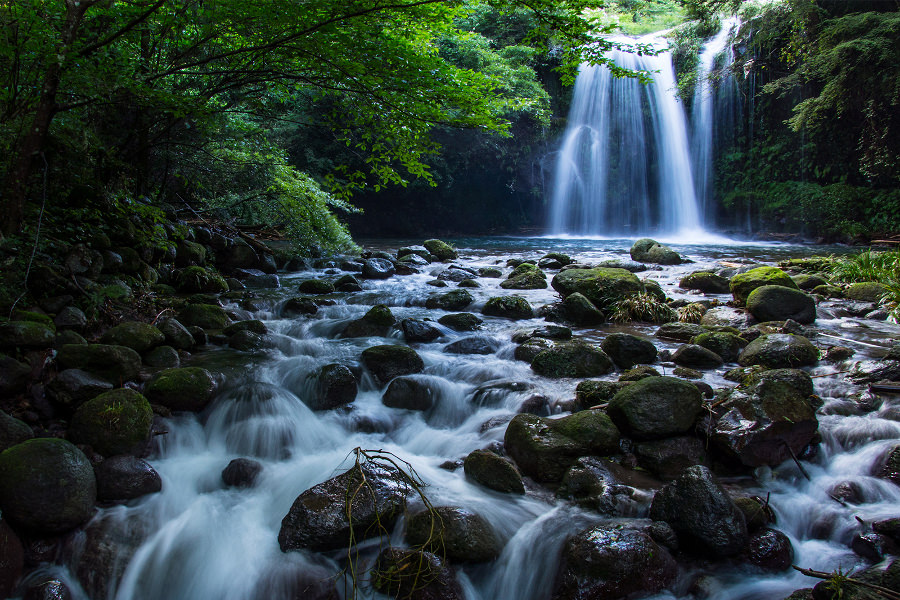 まるで白糸が流れているような「鮎帰りの滝」 まるで白糸が流れているような「鮎帰りの滝」