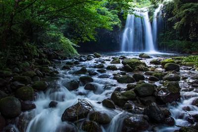 まるで白糸が流れているような「鮎帰りの滝」