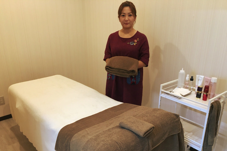 カフェ奥のエステルーム。30分の基本コースと、10分のショートコースがある 「ふるゆ まつや」カフェ奥にあるエステルーム