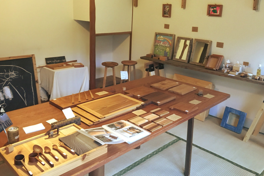 自宅の一部を生かしたショールームは、こぢんまりと家庭的な雰囲気 自宅の一部を生かした「地球木工」のショールーム