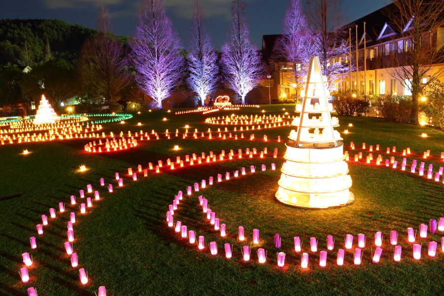 芝生広場一面に広がる5000個のキャンドル 芝生広場一面に広がる5000個のキャンドル