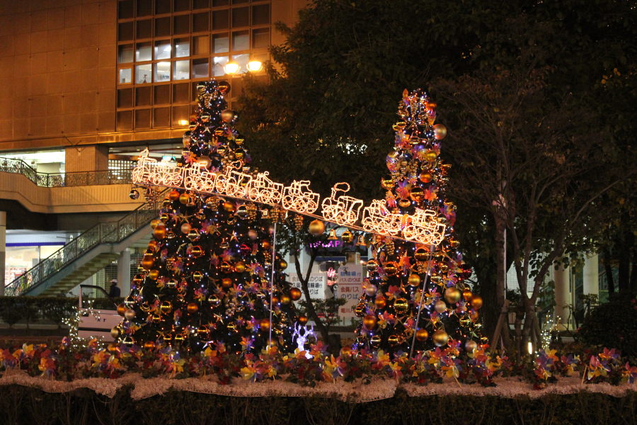 トナカイにサンタ、街はクリスマスムード