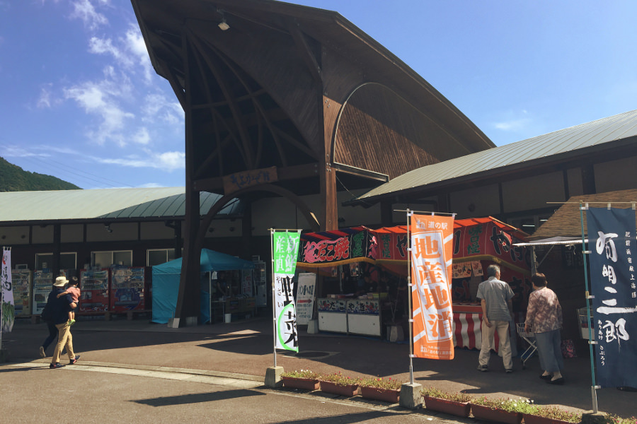 広い駐車場やオートキャンプ場も備えた「道の駅大和 そよかぜ館」 「道の駅大和 そよかぜ館」の外観