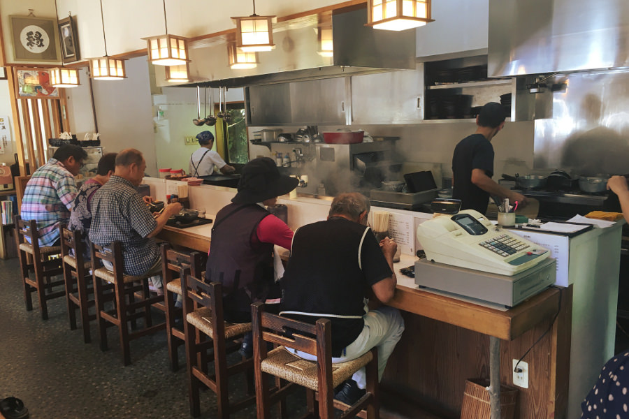 週末の昼時ともなれば、すぐに客席が埋まってしまう人気店だ 「手打うどん かつみ」の店内