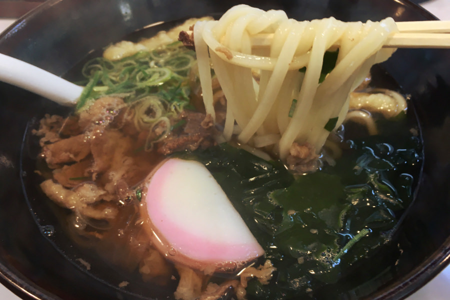 看板メニュー「かつみうどん」は、肉とごぼう天入り 「手打うどん かつみ」の看板メニュー、「かつみうどん」