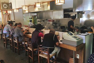 「手打うどん かつみ」の店内