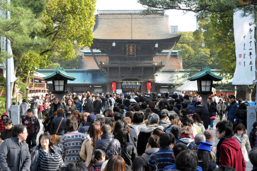 多くの人でにぎわう正月の「筥崎宮」