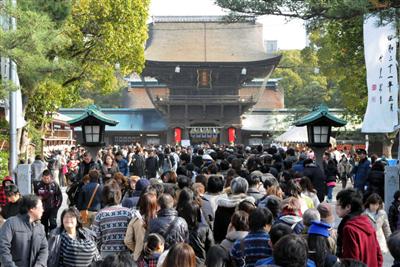 多くの人でにぎわう正月の「筥崎宮」