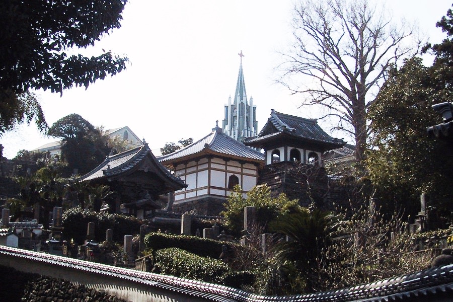 日本と西洋の文化の融合「寺院と教会の見える風景」 日本と西洋の文化の融合「寺院と教会の見える風景」
