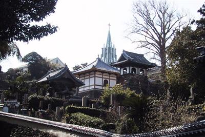 日本と西洋の文化の融合「寺院と教会の見える風景」
