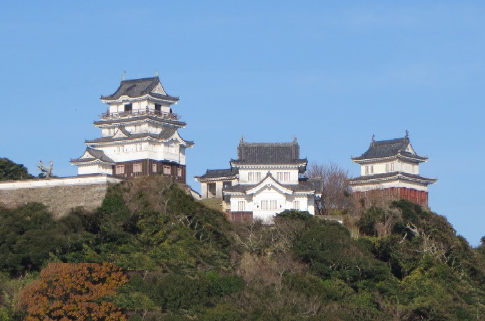 ▲天守閣から平戸大橋や平戸の教会なども見渡すことも 平戸の海に囲まれた「平戸城」
