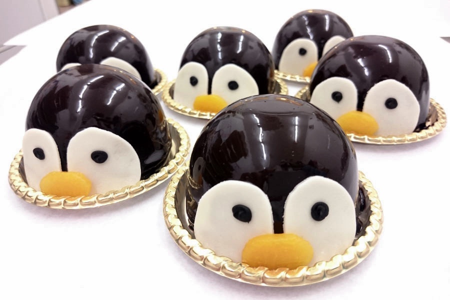 「パティスリー ・トロワ エ キャトル」のペンギンケーキ 「パティスリー ・トロワ エ キャトル」のペンギンケーキ