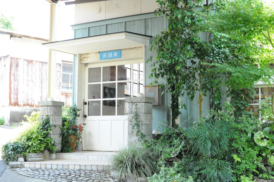 モダンでおしゃれな器が並ぶ「南創庫」 モダンでおしゃれな器が並ぶ「南創庫」