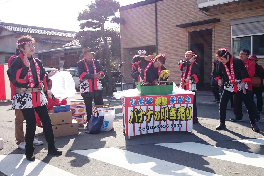 口上売りが楽しめる「バナナのたたき売り」の実演