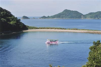 「鶴葉山公園」から見えるグラスボート