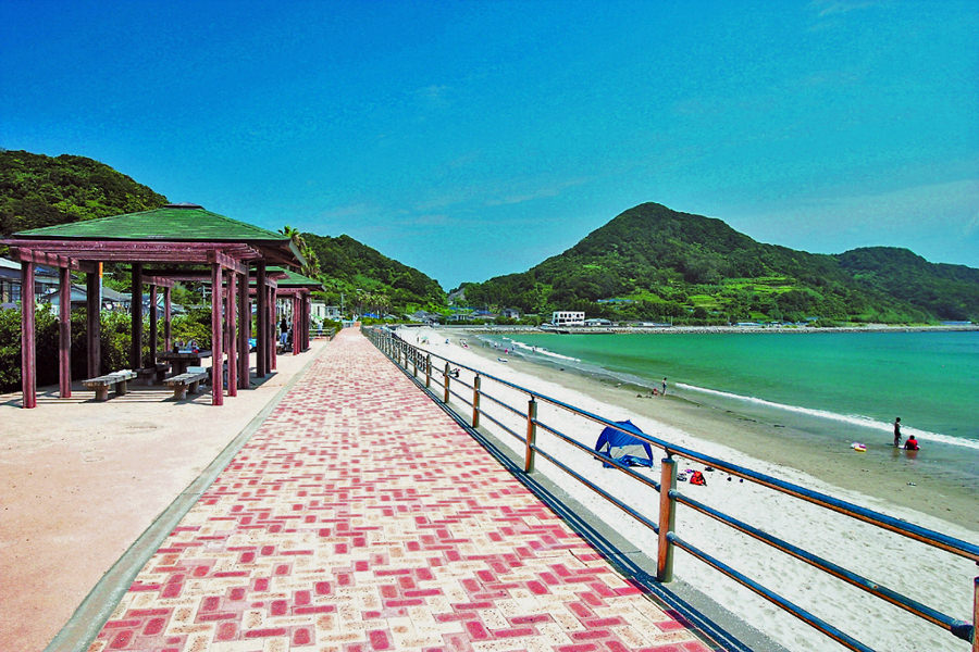 白銀の砂浜が続く美しいビーチは、家族連れの海水浴にも人気 砂月海水浴場のビーチ