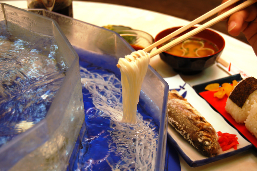 キンキンに冷えた名水で締まったそうめんは格別です キンキンに冷えた名水で締まったそうめんは格別です