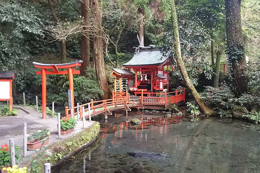 「唐船峡京田湧水」の水源の上に建てられている川上神社 「唐船峡京田湧水」の水源の上に建てられている川上神社