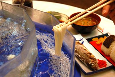 キンキンに冷えた名水で締まったそうめんは格別です